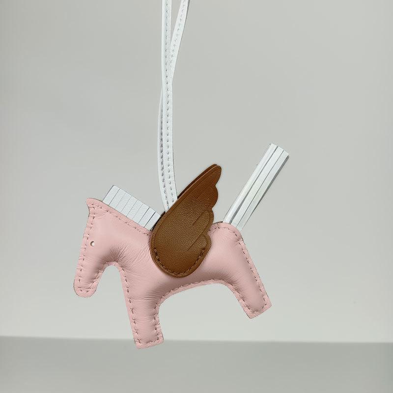 Подвеска для сумки-лошадки из натуральной кожи с отделкой из овчины и крокодила, сшитой вручную