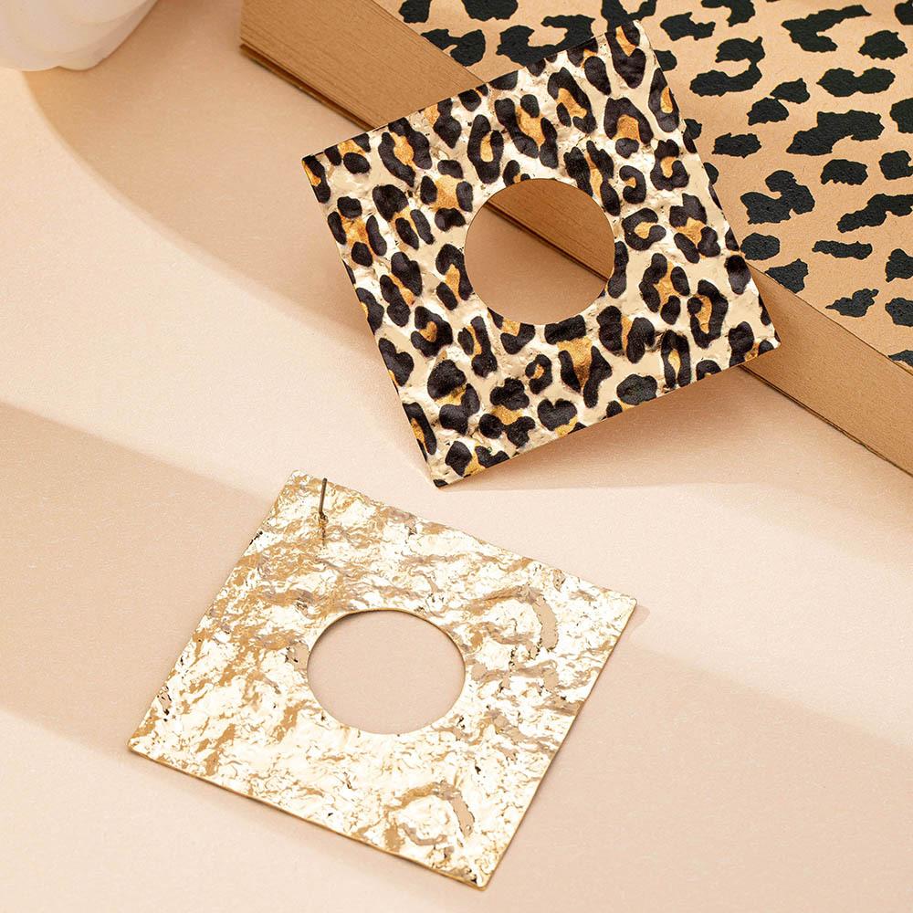 Модные серьги-гвоздики для женских украшений