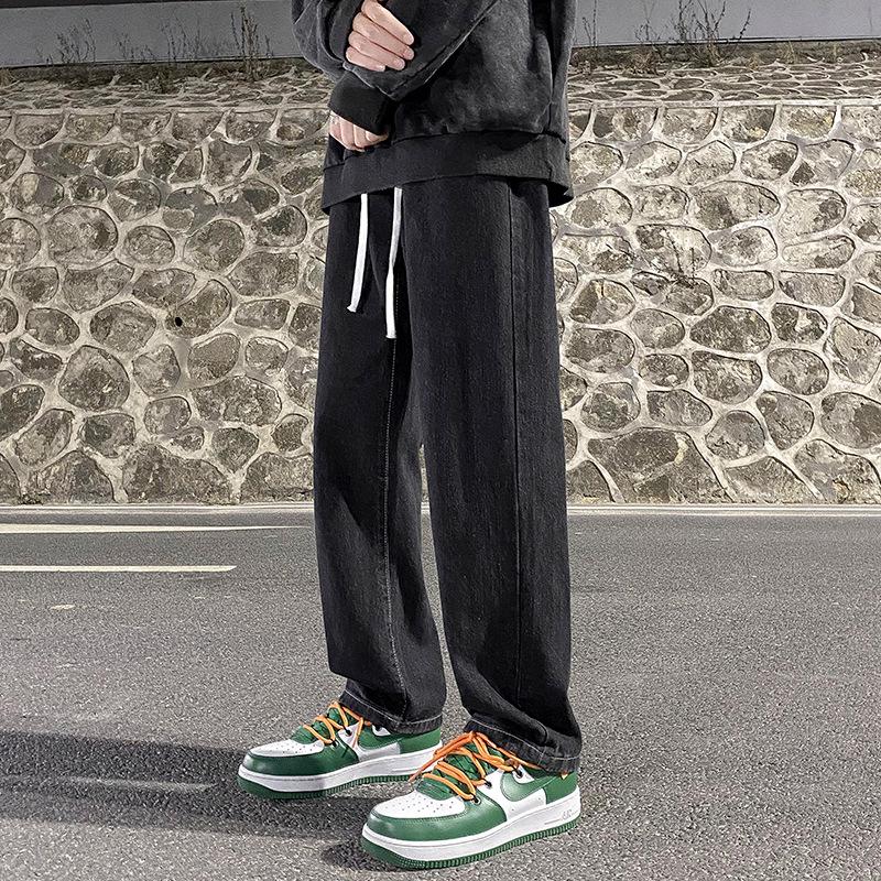 Мужские светло-синие джинсы с широкими штанинами и эластичным поясом — весенний повседневный уличный стиль