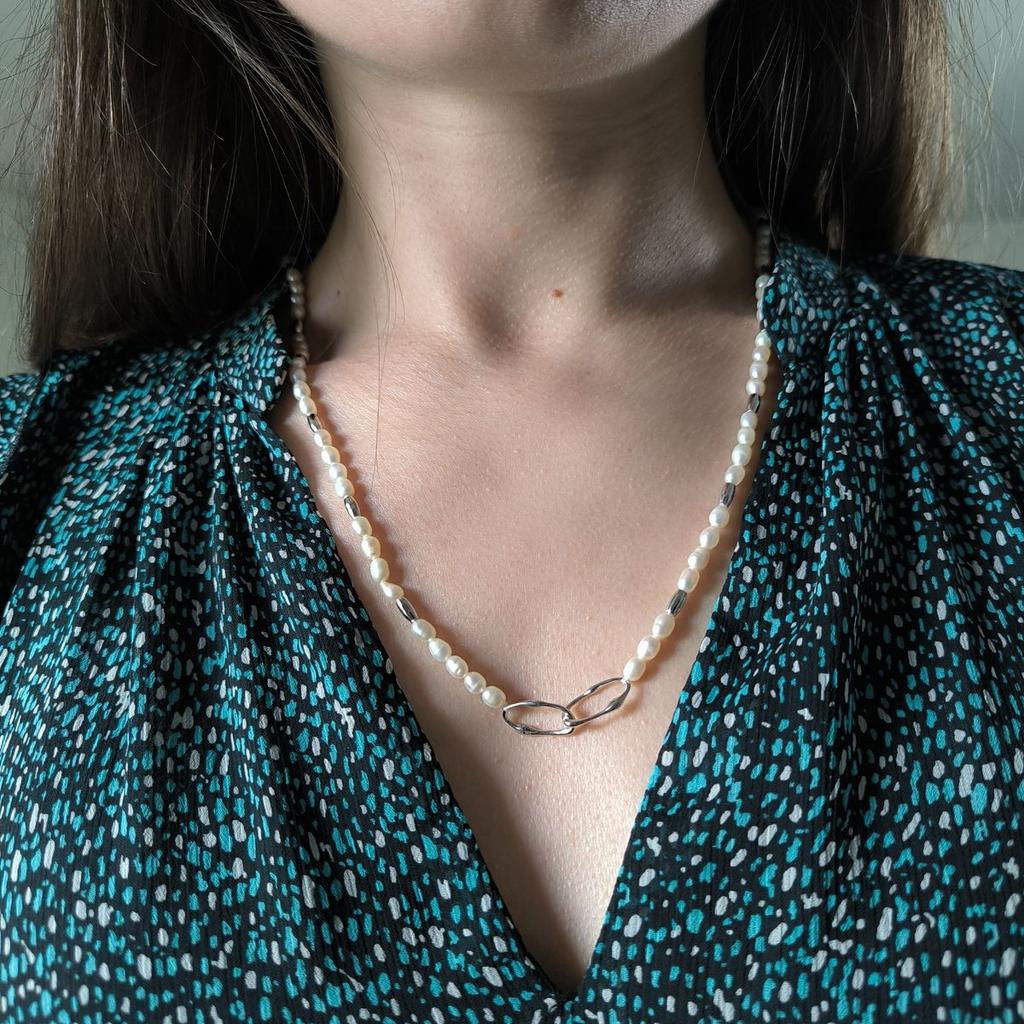 Серебряное колье с натуральным жемчугом барочным, вес изделия 13,1 гр (2184997)