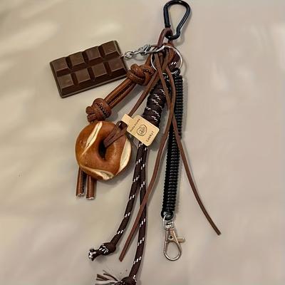 Брелок из искусственной кожи в панк-стиле с подвеской из смолы в виде шоколадки и бублика с щелоком, добавляющий креативный и модный декоративный элемент