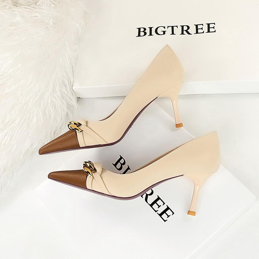 Женские банкетные туфли на высоком каблуке светлого кроя с цветными блоками и остроконечной металлической цепочкой, декоративные одинарные туфли