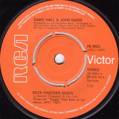 7-дюймовая пластинка DARYL HALL & JOHN OATES - Back Together Again PB9053 RCA Victor 1977 UK Рок Б/у