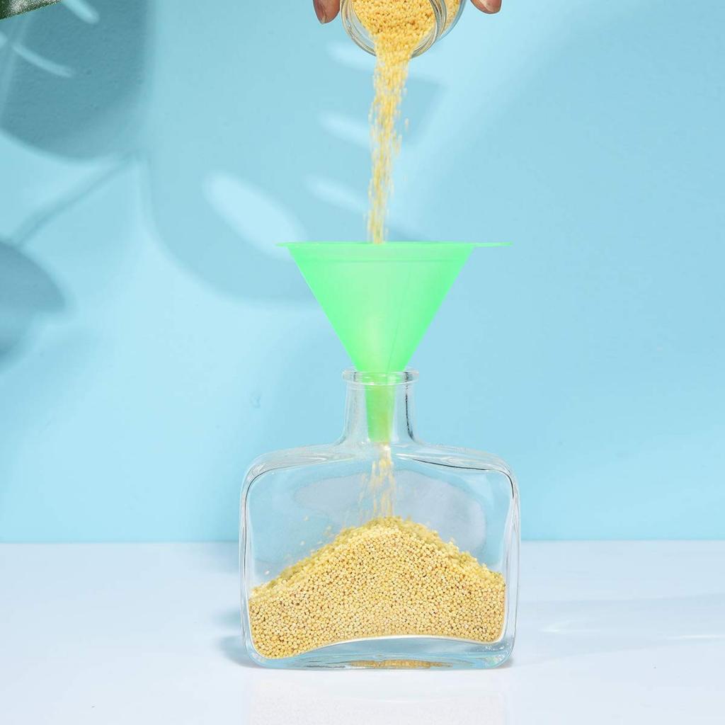 Универсальный набор из 6 пластиковых воронок для использования на кухне и наполнения бутылок.