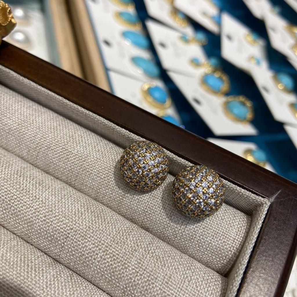 Ювелирные изделия Циндао простые модные инкрустированные цирконием золотые полукруглые серьги-гвоздики латунные гальванизированные серьги-гвоздики s925 женские