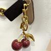 Брелок для ключей Cherry Bag Charm Women Key Rings, брелок Retro-Cool Cherry Motif из блестящей смолы, прикрепите его к любимой сумке, набор ключей для освежающего стиля