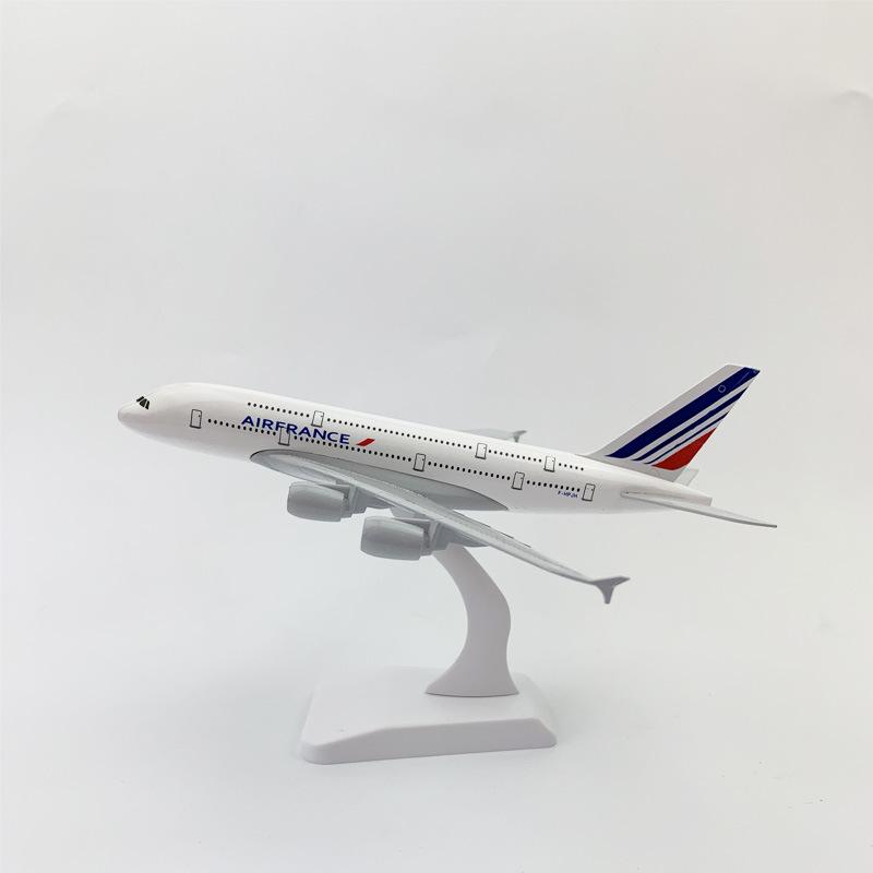 20-сантиметровая модель из сплава Boeing 787 авиакомпании Saudi Arabian Airlines