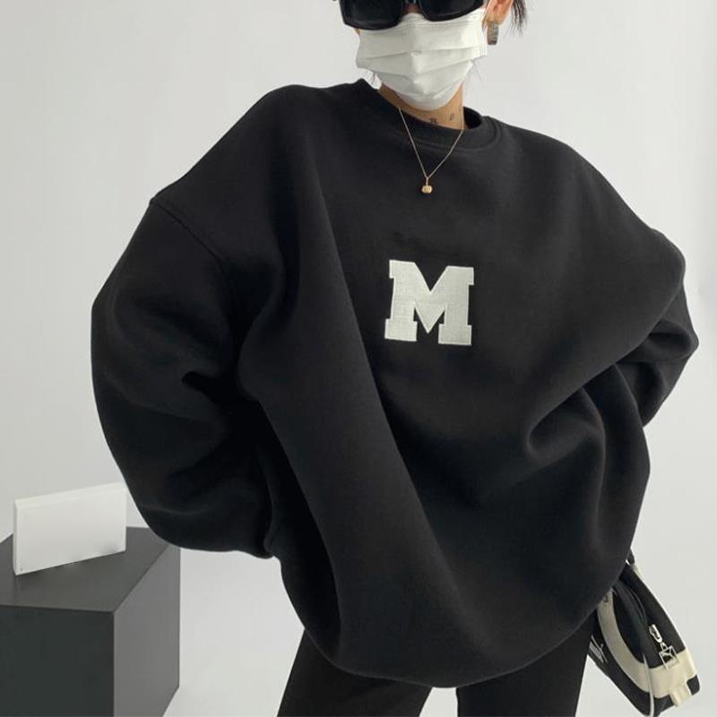 Женская свободная толстовка с круглым вырезом и вышитыми буквами