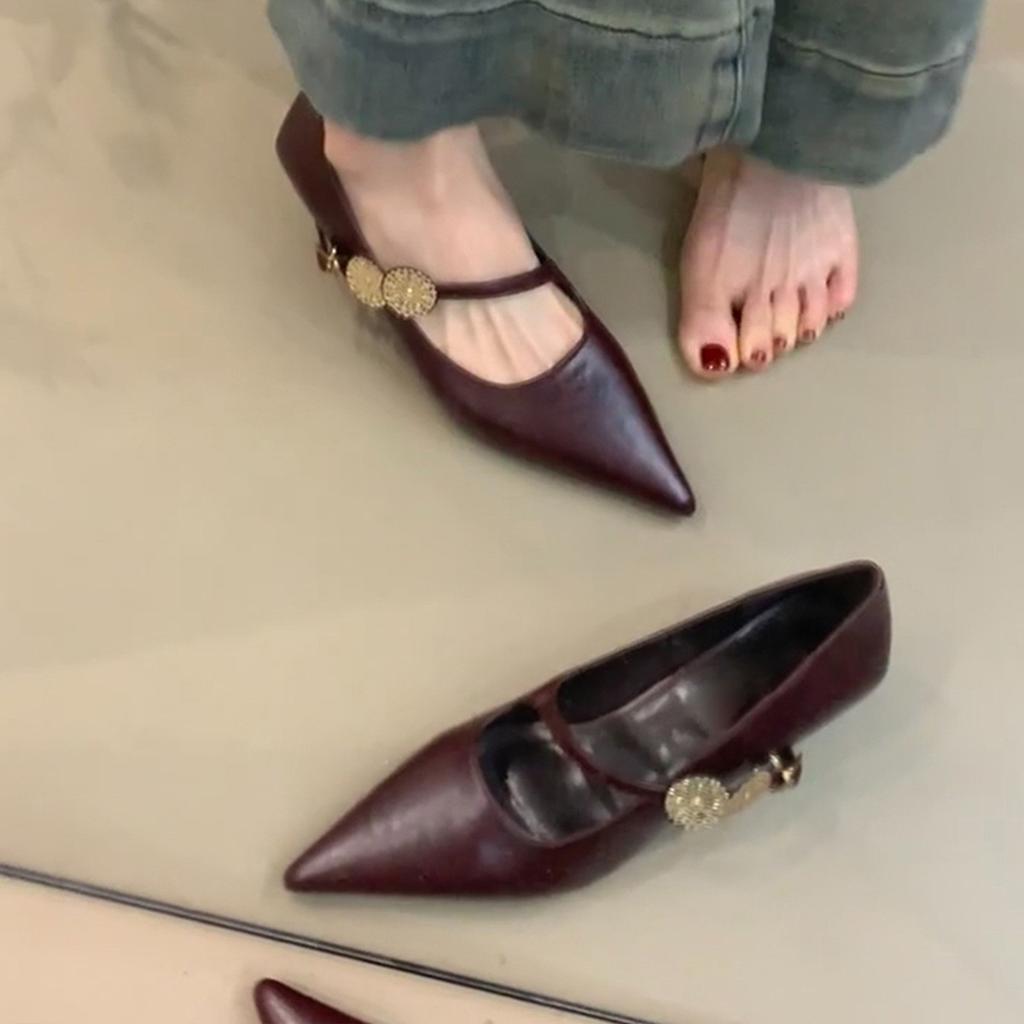 Туфли-лодочки в стиле ретро на каблуке-рюмочке, с открытым верхом, Мэри Джейн, с металлической пряжкой-перекладиной, остроносые, темпераментные, на низком каблуке, одинарные