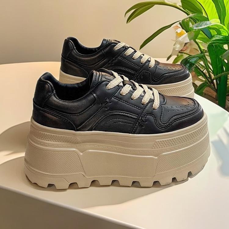 Белые туфли на платформе с юбками 2025 года, новые маленькие туфли-бублики, увеличивающие рост, легкие повседневные спортивные туфли для сноуборда