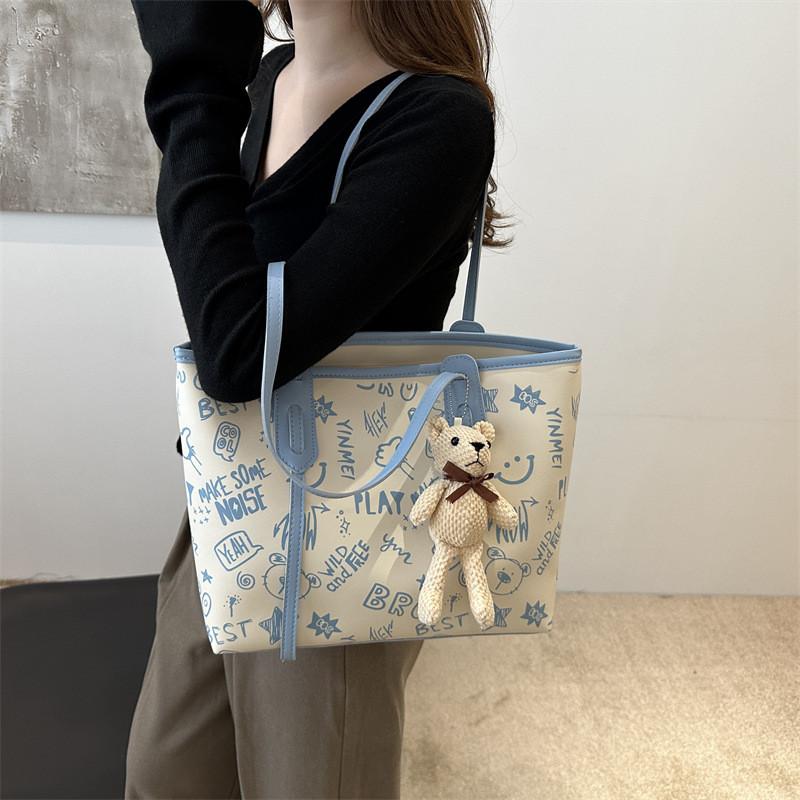 Trendy Womens Urban Tote With Sewed Design And Soft Structure For Everyday