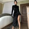 Длинное бархатное платье с высоким воротом, облегающим кроем и плиссированным разрезом