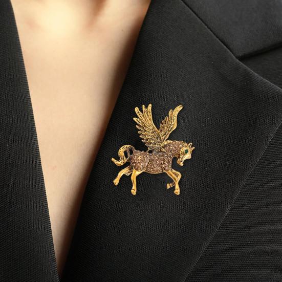 Flying Horse Brooch Rhinestone Winged Horse Lapel Pin Sparkling Retro Horse Brooch Pin Outfit Accessory for Sweaters Hats Coats