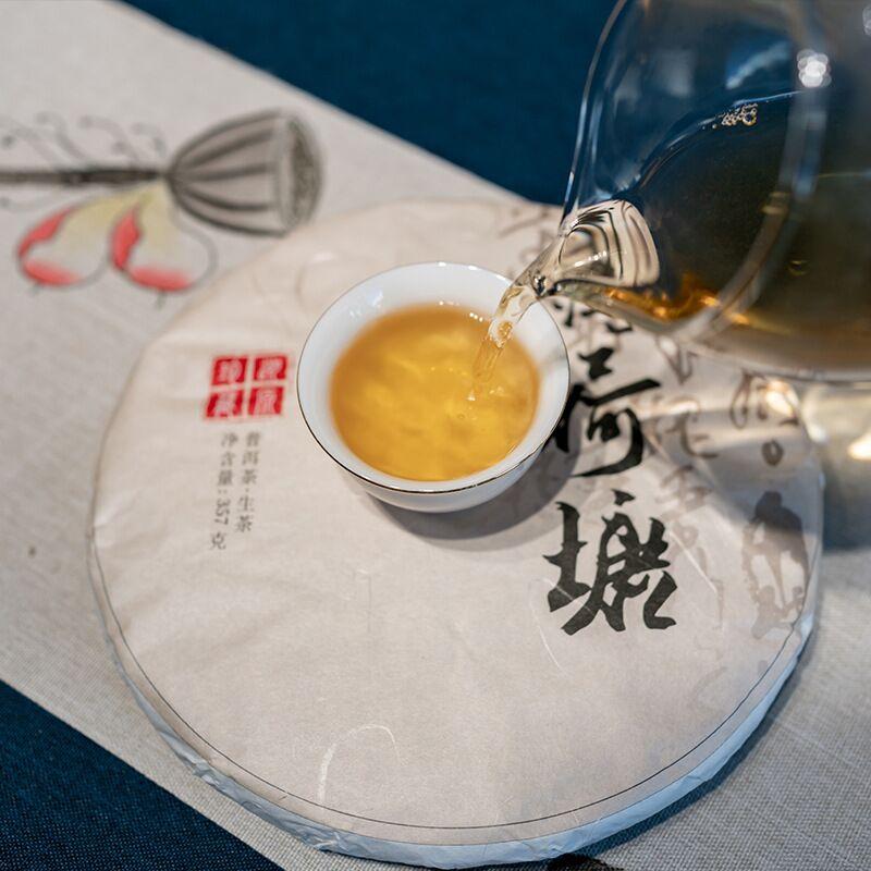 Чайная лепешка Bo He Tang Pu'er 357 г. Чайная лепешка Yunnan Yi Wu с древним деревом Pu'er. Чайные листья.