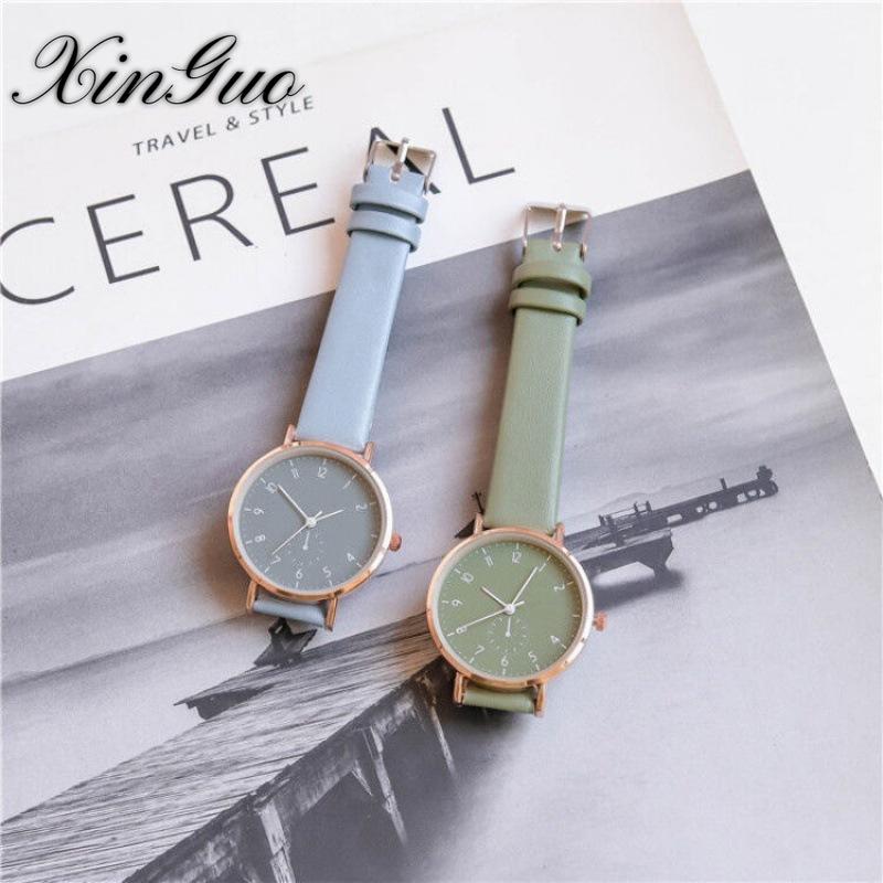 Посмотрите ретро-литературную маленькую свежую сотню учащихся старших классов женского пола в минималистском стиле