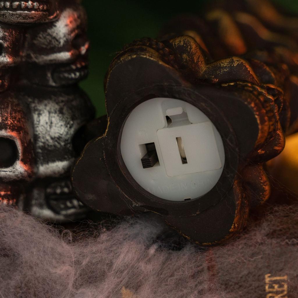 Украшение для жуткой атмосферы Хэллоуина: Подсвечники в форме черепа