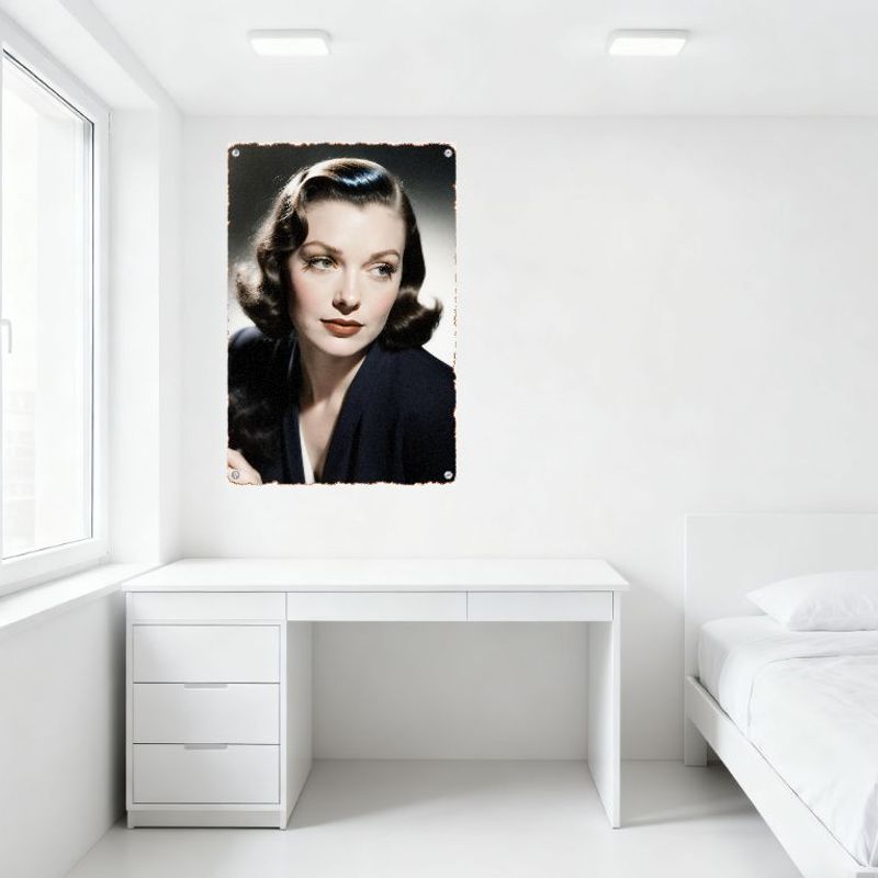 Винтажная Орнаментированная Рамка Женщина с Темно-Коричневыми Волосами Металлический Жестяной Знак Мягкие Локоны Темно-Синий Блейзер Белый Топ Декор Дома Искусство для Кафе Бара Мужчина