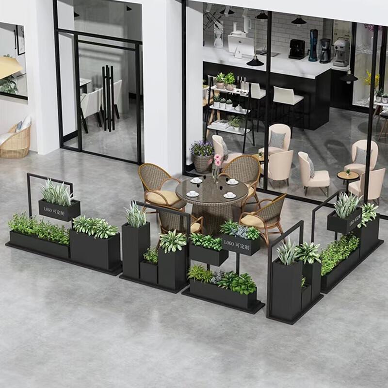 Уличной декоративный металлический кашпо и перегородка