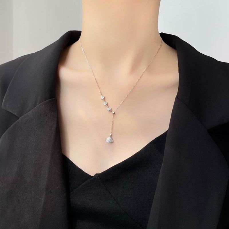 Легкая роскошная подвеска в форме веера с изысканным и простым ожерельем на ключицу для женщин, новые аксессуары для женщин, выдвижной дизайн для женщин