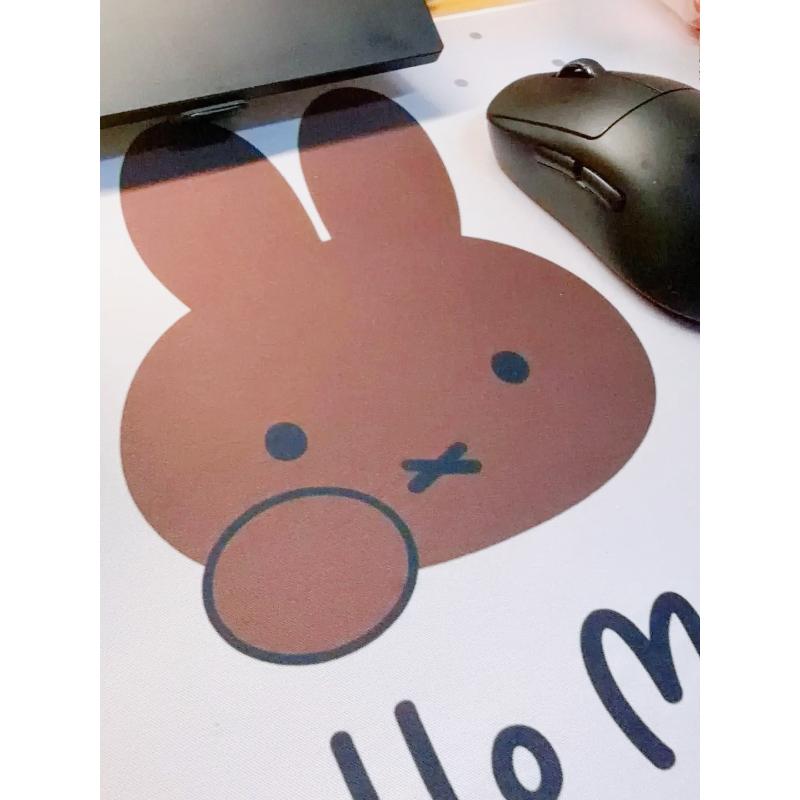 Miffy Розовый настольный коврик Расширенный коврик для мыши Милый мультяшный принт Гладкая поверхность Нескользящая резиновая основа Коврик для клавиатуры для офиса и игр