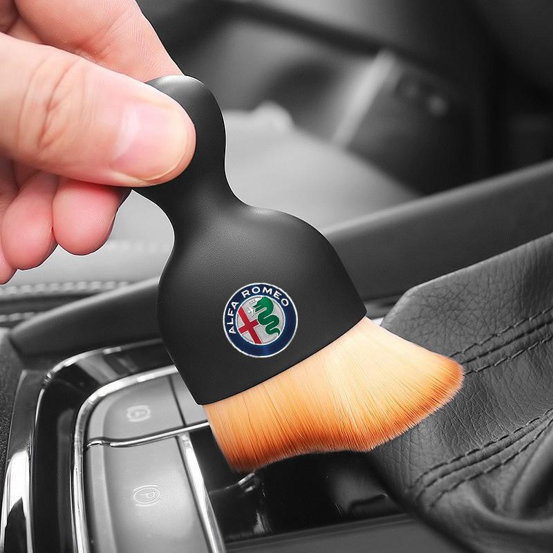 Car Badge Dust Brush Interior Detail Gap Air Vent Cleaning Soft Brush for Alfa Romeo Giulia Giulietta Stelvio Mito Sportiva Mito ofh853