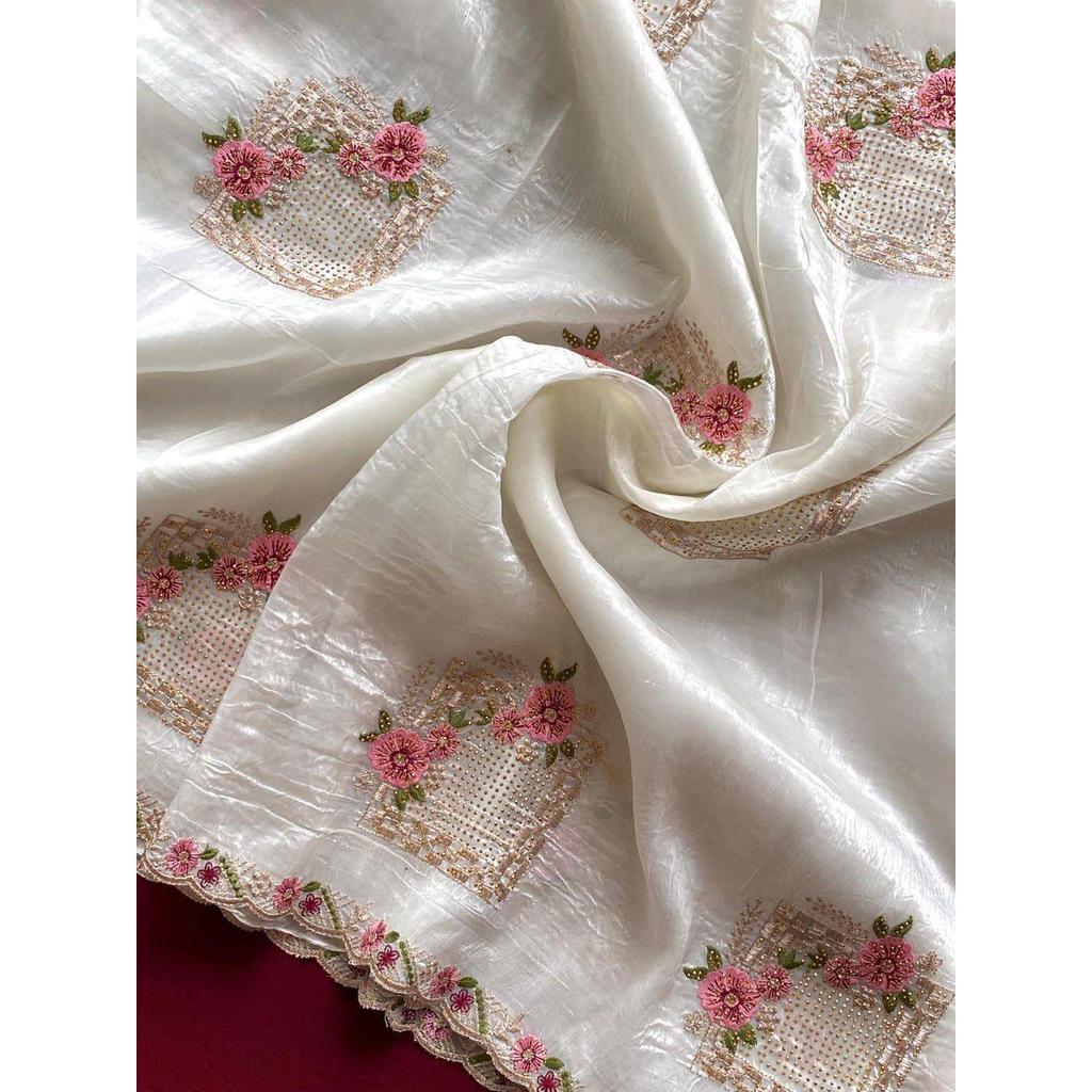 Сари из чистого мятого бумажного шелка. Красивая цветочная вышивка по всему изделию.