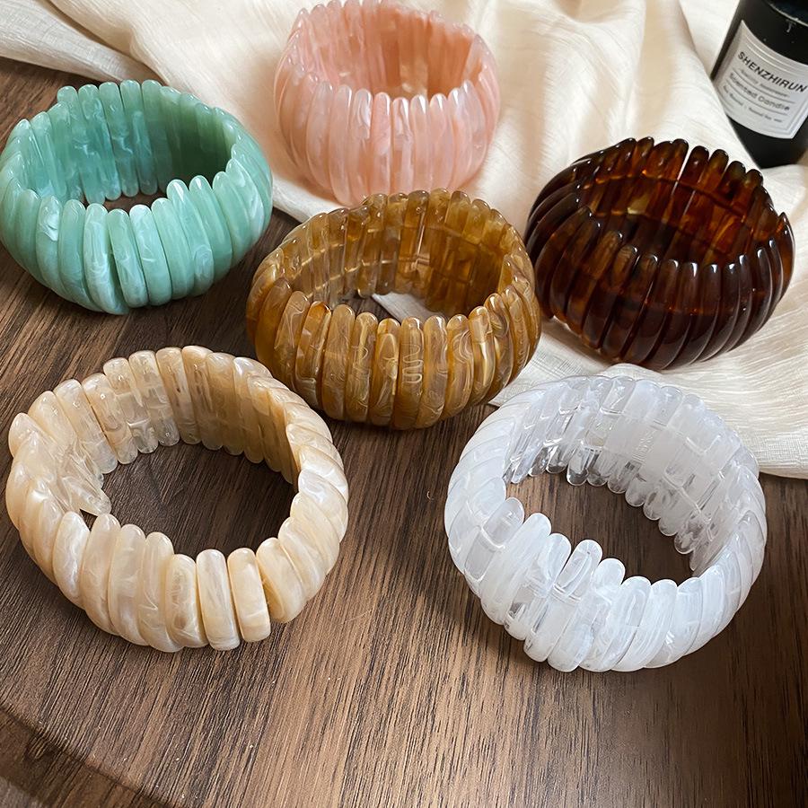 Радужный акриловый полукруглый эластичный браслет - Свежие и милые женские украшения высокого класса 2025.