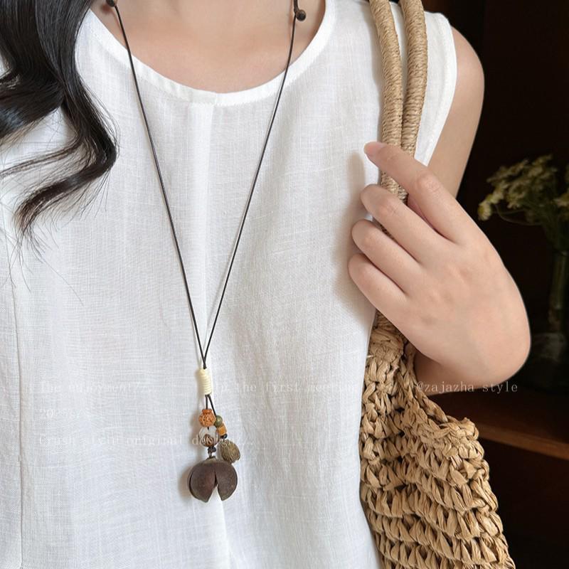 Retro Chinese Tassel Necklace: Unique Ethnic Style Women's High-End Clavicle Chain.