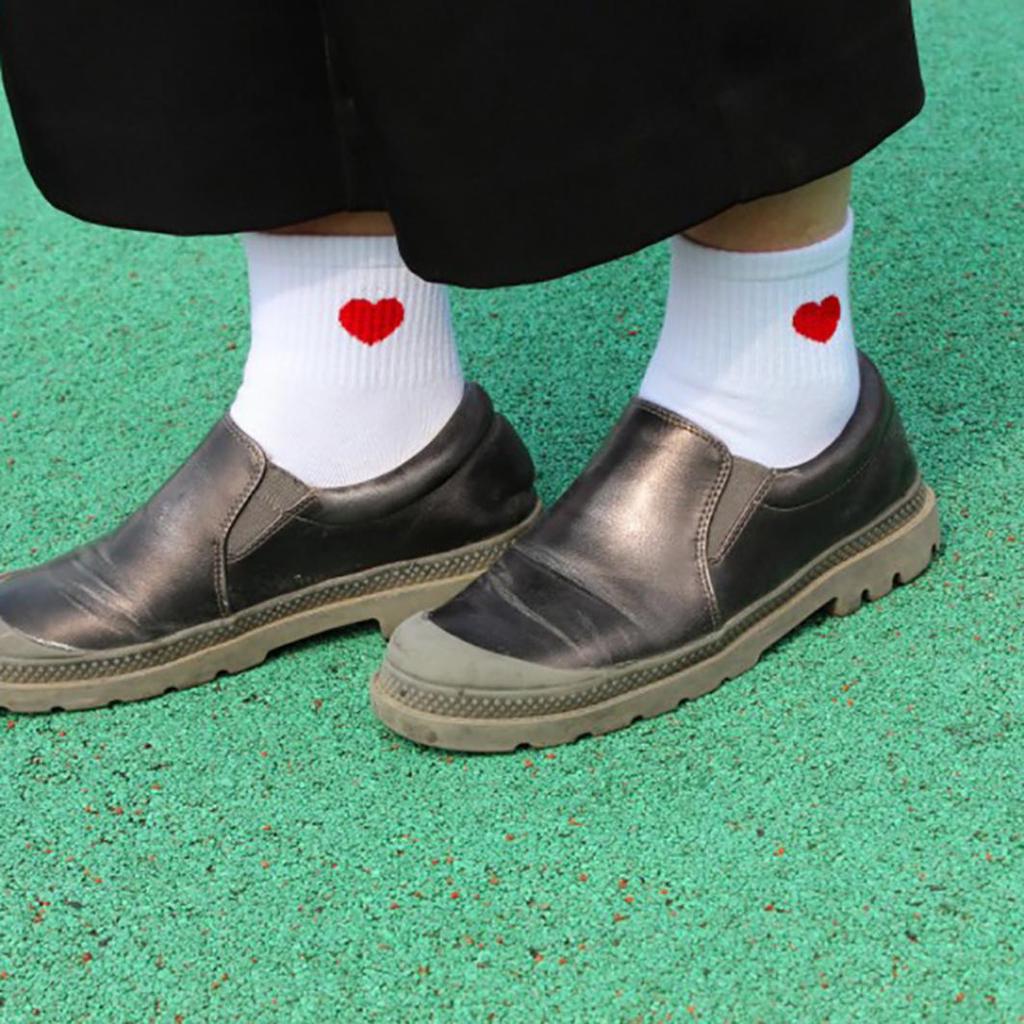 Женские короткие носки с сердечками по бокам