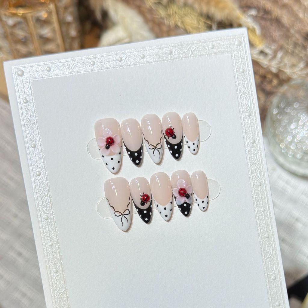 Ручная работа Накладные ногти Французские Простые Милые Ручная роспись Точки Бант 3D Резные Цветы Божья коровка Миндаль Накладка для ногтей Искусственный ноготь Многоразовые