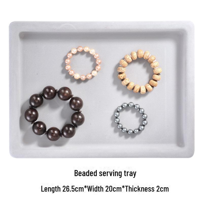 Ассортимент флокированных ювелирных изделий, витрин и дизайнерских лотков для браслетов и ожерелий своими руками