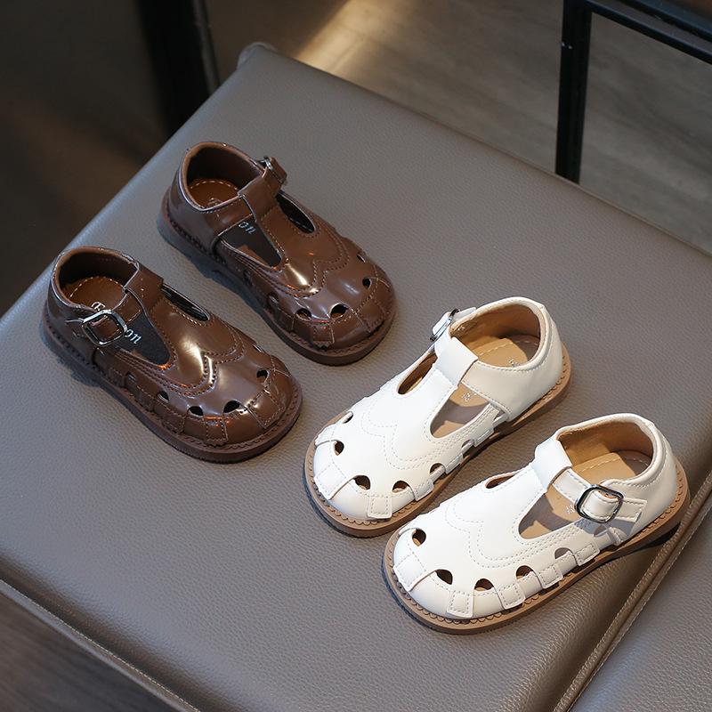 Сандалии для девочек, летние, новые, кожаные, с вырезами, детские, однотонные, плоские туфли, модные, для детей, мальчиков, повседневные, пляжные, школьные сандалии, мягкая подошва