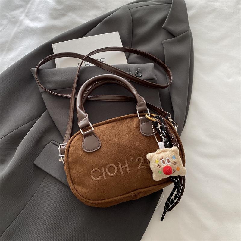 2025 Новая замшевая переносная сумка для боулинга, женская нишевая модная универсальная сумка через плечо с текстурированной небольшой квадратной сумкой