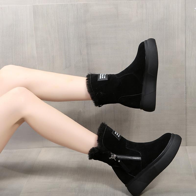 Короткие женские ботинки на толстой подошве с круглым носком и плюшевой подкладкой на губчатой подошве