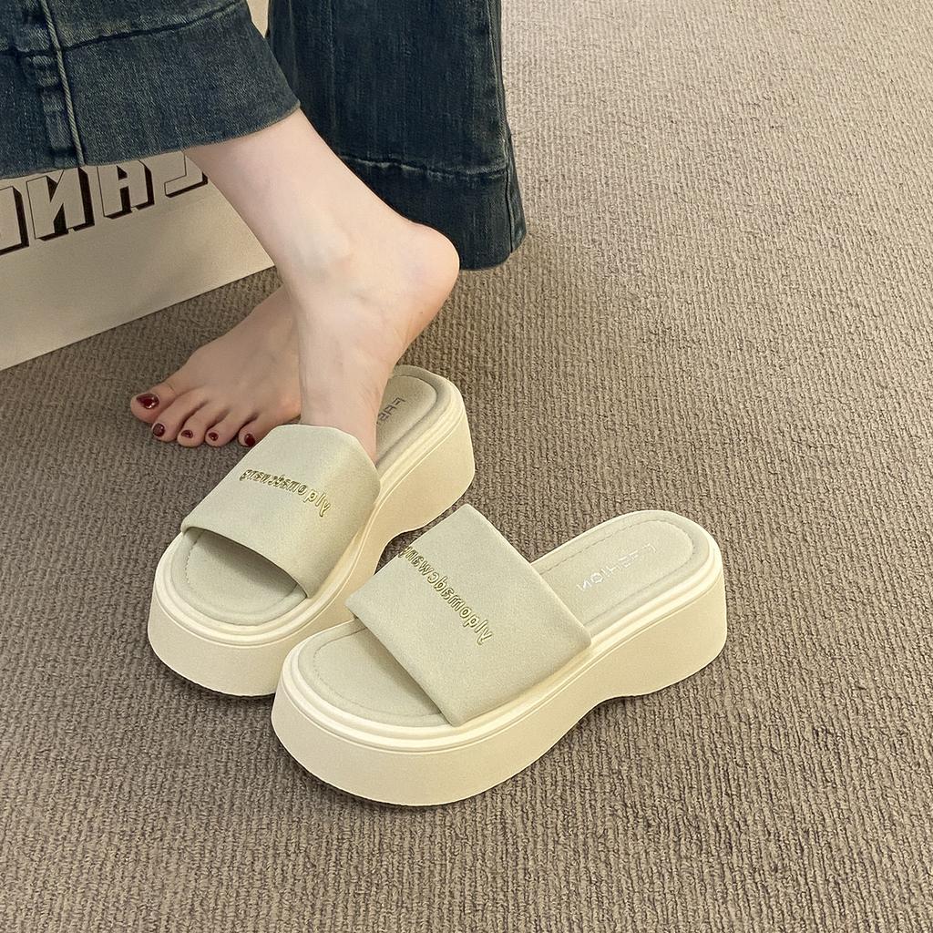 Крутые шлепанцы на толстой подошве и высоком каблуке для летней женской обуви 2025 новинка маффин однословные шлепанцы на небольшой платформе пляжные сандалии