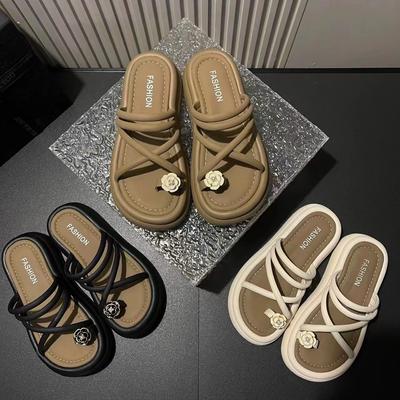 Женщины носят новое летнее пляжное платье с цветочным принтом и застежкой-носком с римскими сандалиями