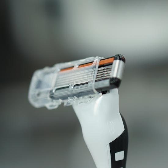 LazySOCIETY Starter Kit (1 Shaving Handle + 5 Blades + Shaving Gel Sample)