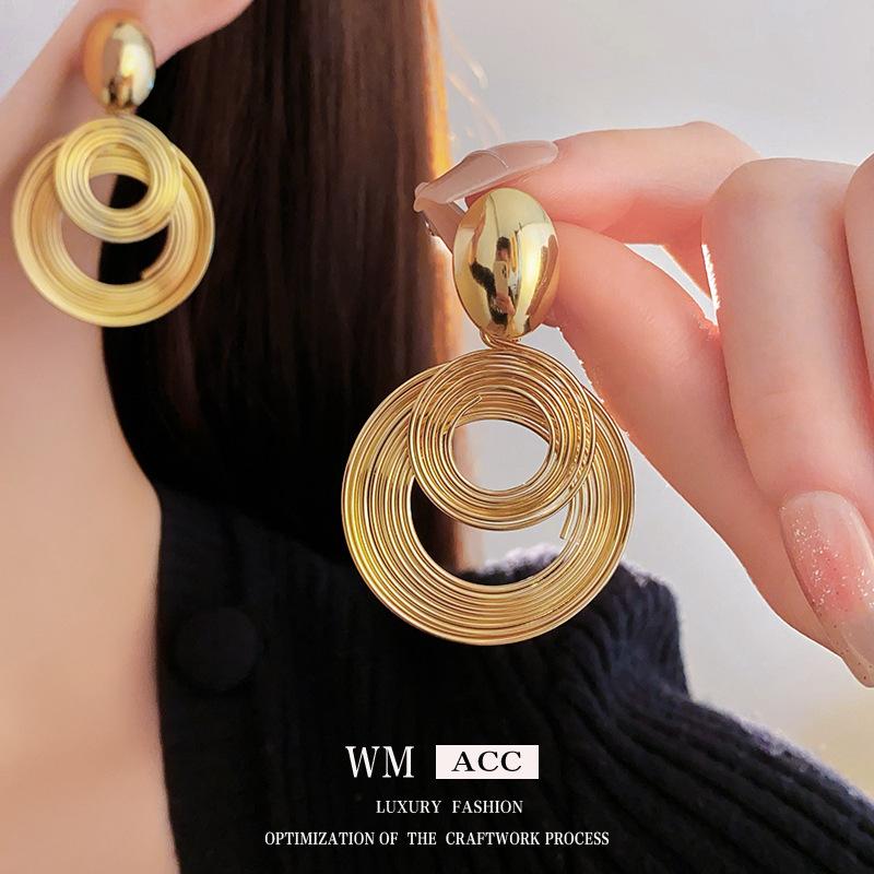 Silver Needle Coiled Circular Metal Earrings with A Cool and Personalized Style, European and American Fashionable and Niche Earrings