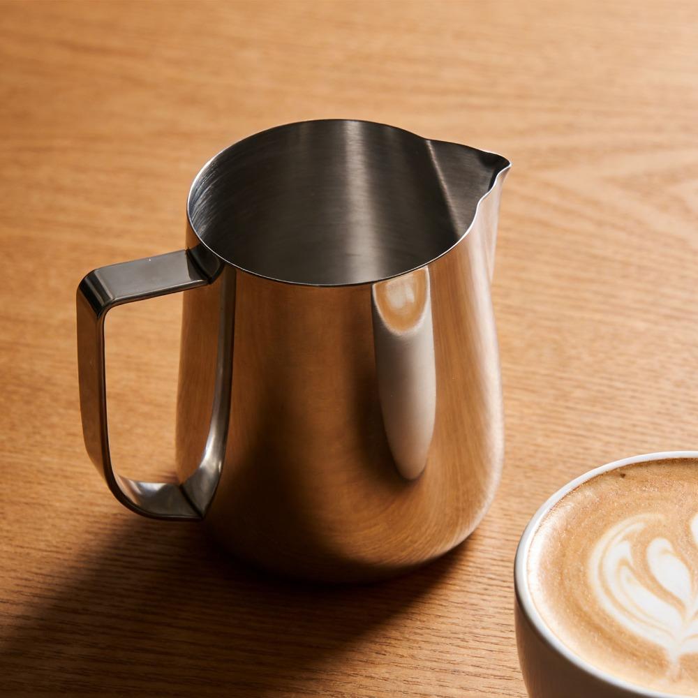 304 Stainless Steel Milk Frothing Pitcher 700ML Capacity Milk Steaming Pitcher For Hot Chocolate