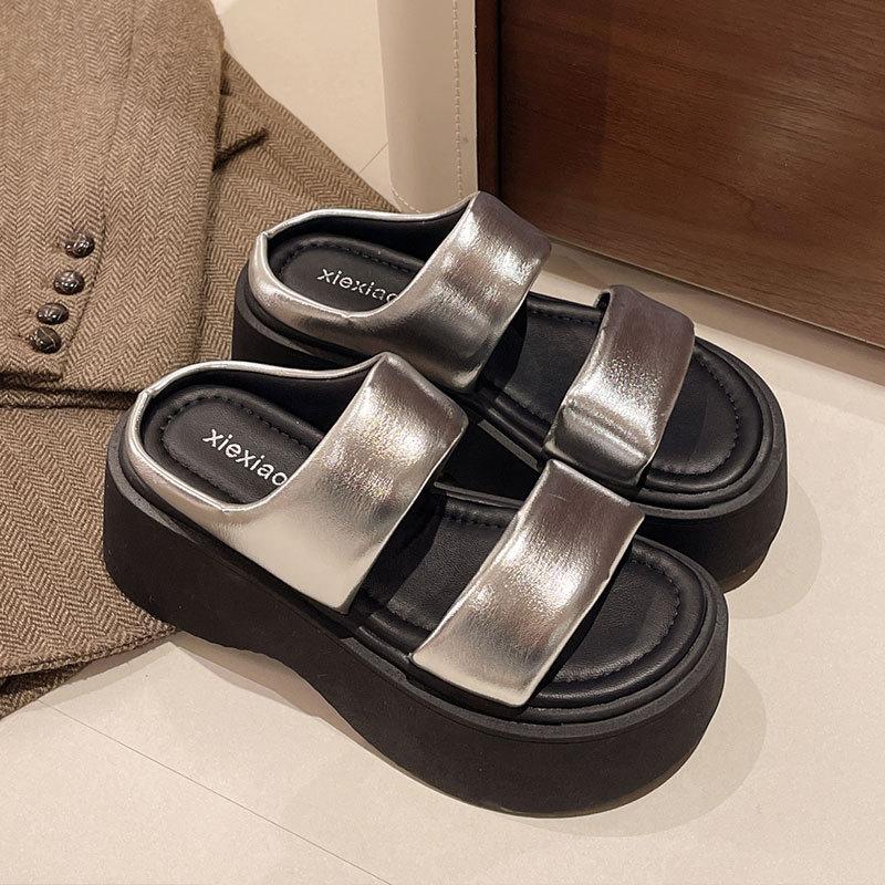 Толстоподошвенные туфли на высоком каблуке, крутые шлепанцы для маленьких мужчин, женская летняя обувь 2025, новинка, суперпопулярная модная модель интернет-знаменитости, под юбку, пляжная обувь