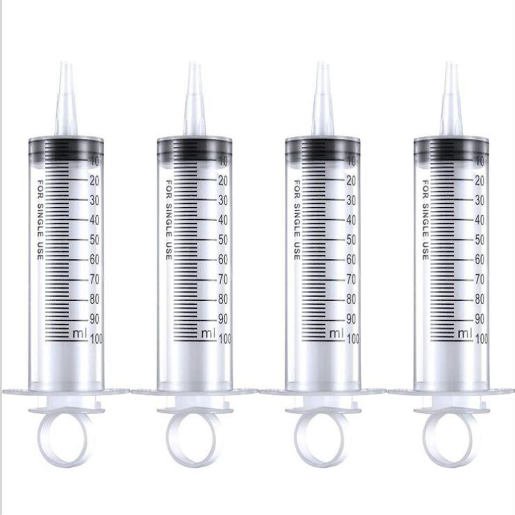 Стерильный одноразовый пластиковый шприц с иглой и чернильной трубкой для подачи и дозирования.