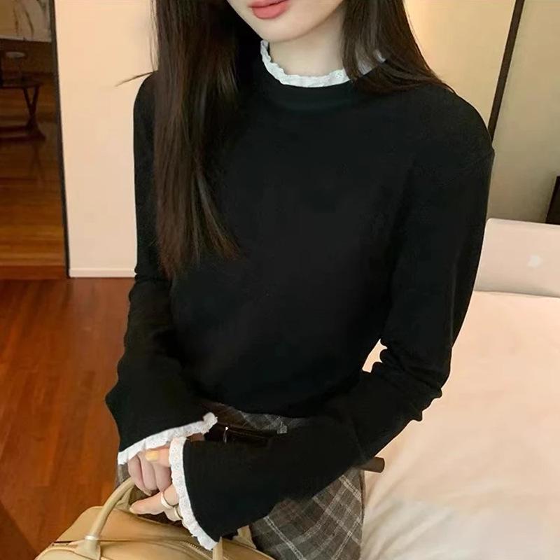 Женский облегающий вязаный свитер с полуворотом и кружевным плетением на осень и зиму