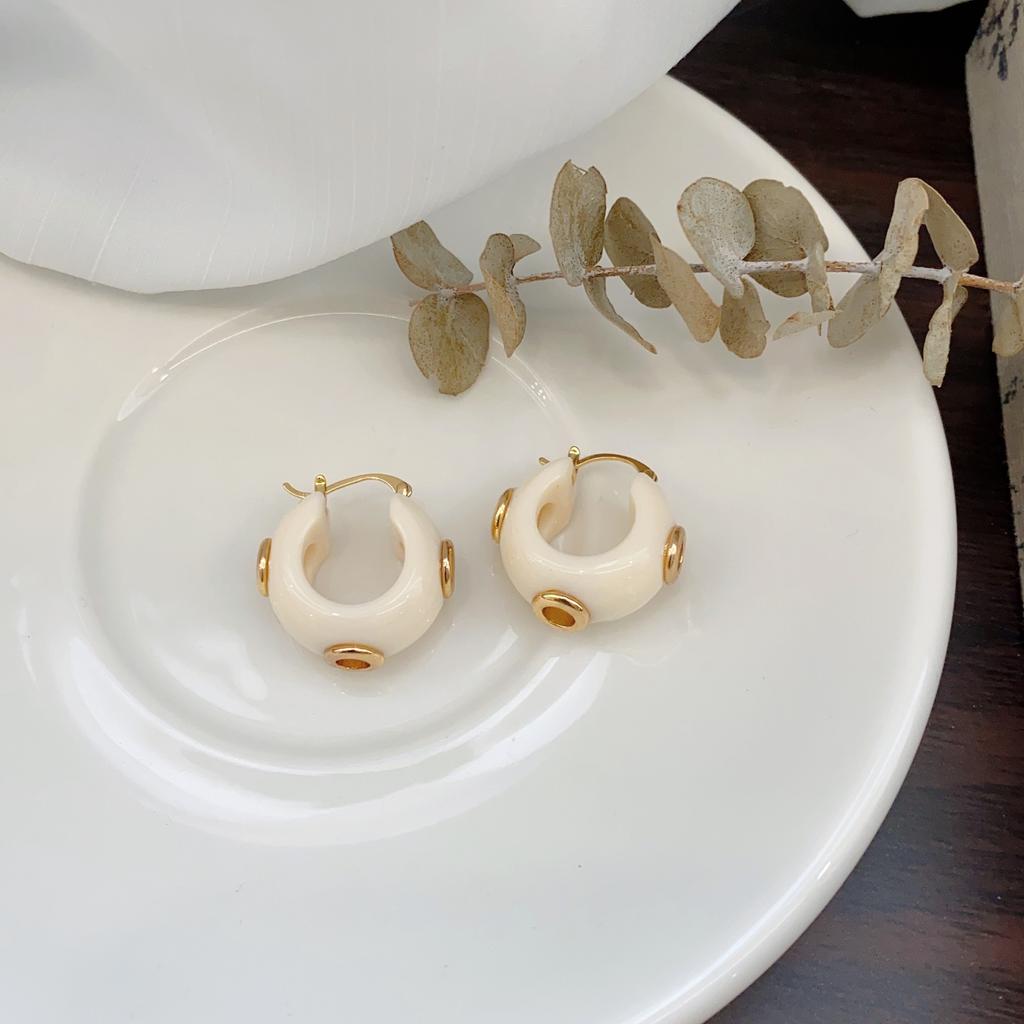 Блогер в стиле ретро с тем же стилем, модные серьги из смолы и металла, серьги, трендовая французская элегантность