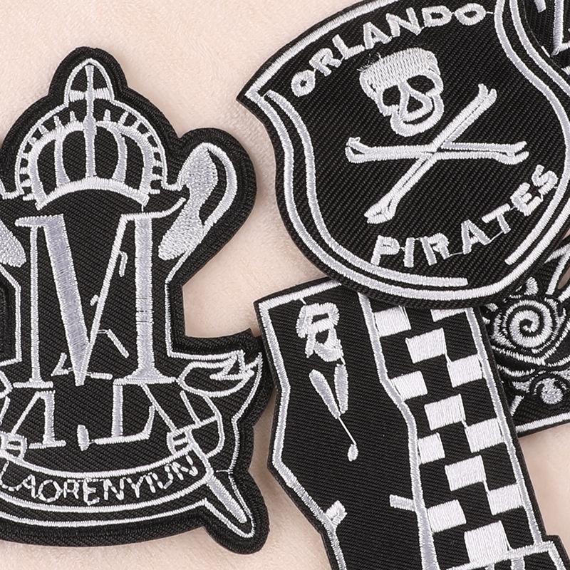 Вышитый логотип английская буква значок одежда аксессуары пуховик нашивка наклейка черная вышитая наклейка на ткань