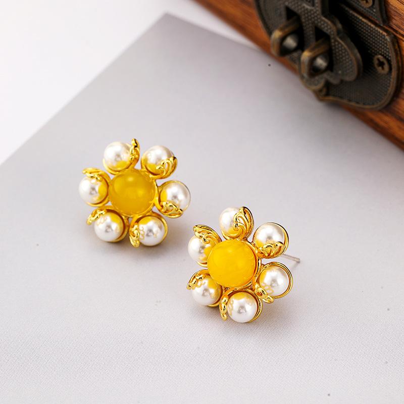 Женские серьги в элегантном винтажном стиле, дизайн «легкая роскошь», с искусственным жемчугом в виде цветка, модные и универсальные, нишевый дизайн