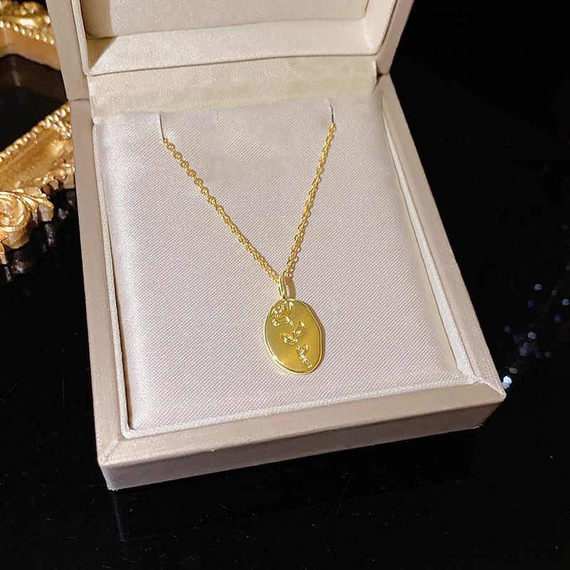 Butterfly Pearl Necklace for Women: High-End Titanium Steel Clavicle Chain Inspired by Internet Trends.