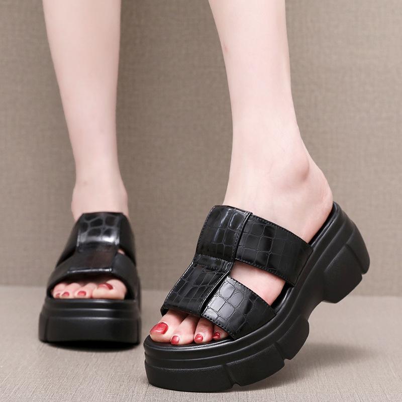 Размер 35-41. Босоножки из лакированной кожи на танкетке и платформе с высоким каблуком. Летние женские тапочки с открытым носком и толстой подошвой черного и белого цвета.