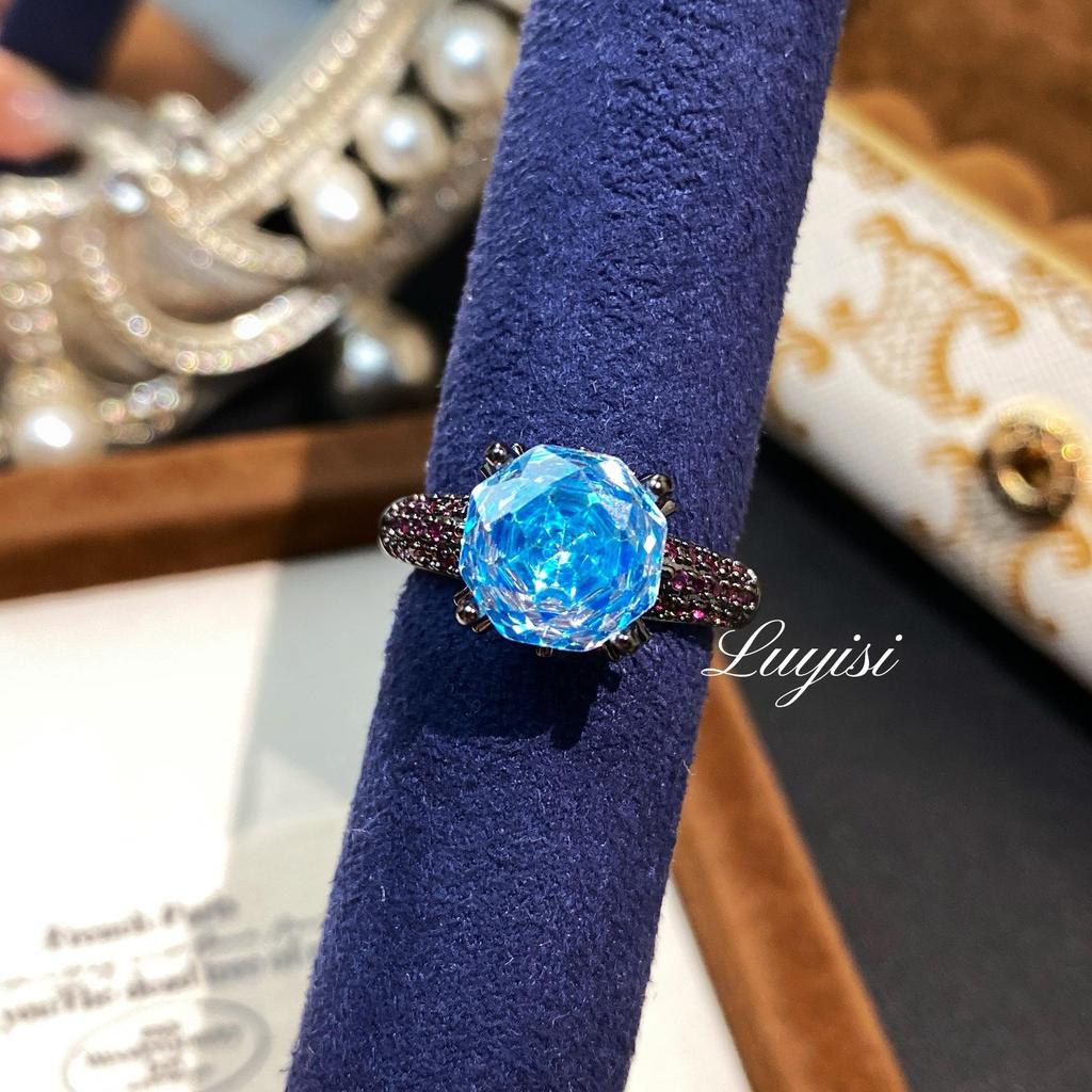 Восьмиугольное кольцо из черного золота с аквамарином огранки «Тысячелетие» и фиолетовым бриллиантом