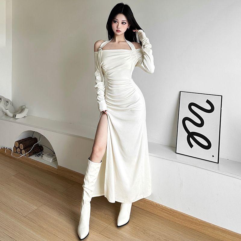 Осеннее вечернее вечернее интеллектуальное элегантное достойное зрелое платье с бретельками через шею сексуальное женственное чистое простое женское платье с длинным воротом