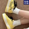 Универсальная юбка на толстой подошве с маленькими желтыми туфлями женская 2025 новая весна и лето студенческий досуг нишевый дизайн кеды женские